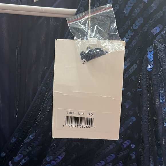 Mac Duggal 5509 NWT SEQUINED WRAP OVER 3/4 SLEEVE GOWN - Picture 9 of 12